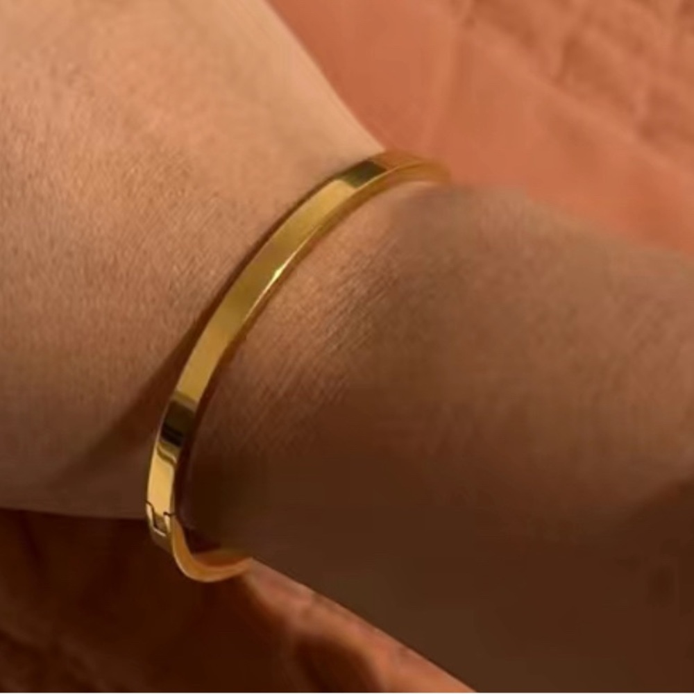 GOLD ROUND BANGLE BRACELET